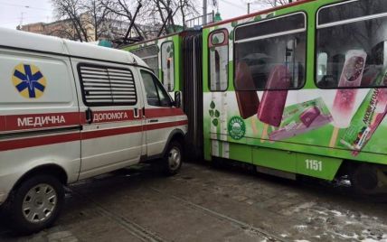 В центре Львова карета скорой влетела в трамвай, есть пострадавшие