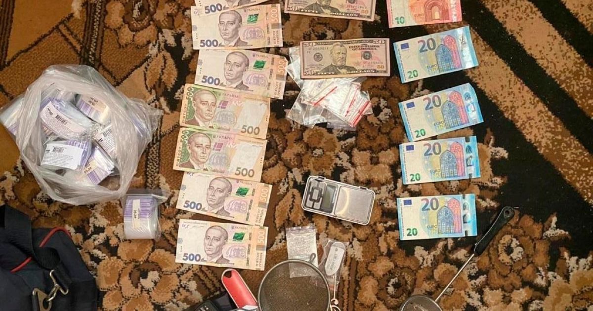 Под носом у копов: в Житомирской области экс-полицейский продавал наркотики прямо возле участка