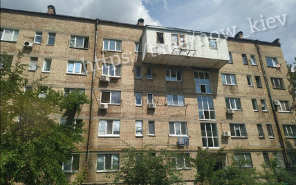 У Києві виявили "цар-балкон", який може обвалитися людям на голови