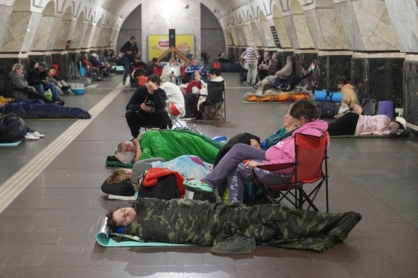 У метро Києва після скандалу з наметами звернулись до людей з попередженням: що брати в укриття
