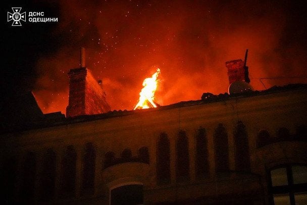 Посеред ночі російська армія атакувала безпілотниками Одесу. / © ГУ ДСНС в Одеській області