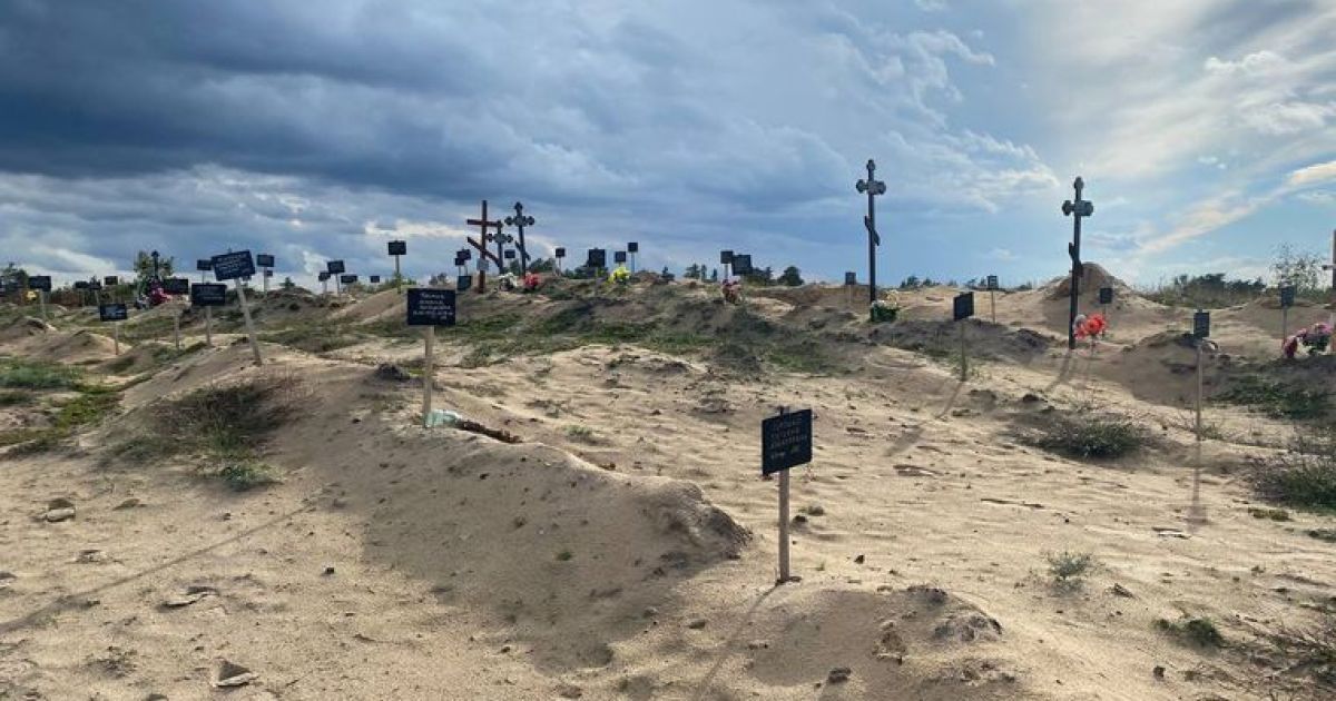 У звільненому Лимані знайшли масове поховання: людей росіяни закопували у траншеях (фото)