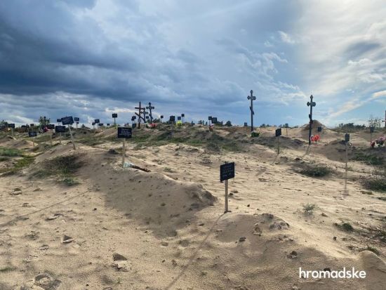 У звільненому Лимані знайшли масове поховання: людей росіяни закопували у траншеях (фото)