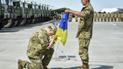 Президент Украины Петр Порошенко стал на колено перед флагом Украины. 22 августа глава государства находился с рабочим визитом в Харьковской области. В ходе визита Порошенко выступил перед личным составом подразделений Вооруженных Сил Украины и передал им 170 единиц военной техники.