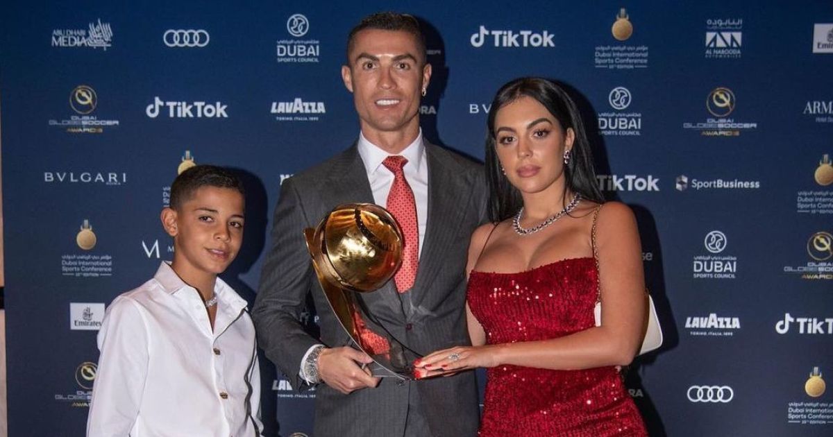 Обнял сына и горячо поцеловал Джорджину: реакция Роналду на приз лучшему футболисту XXI века