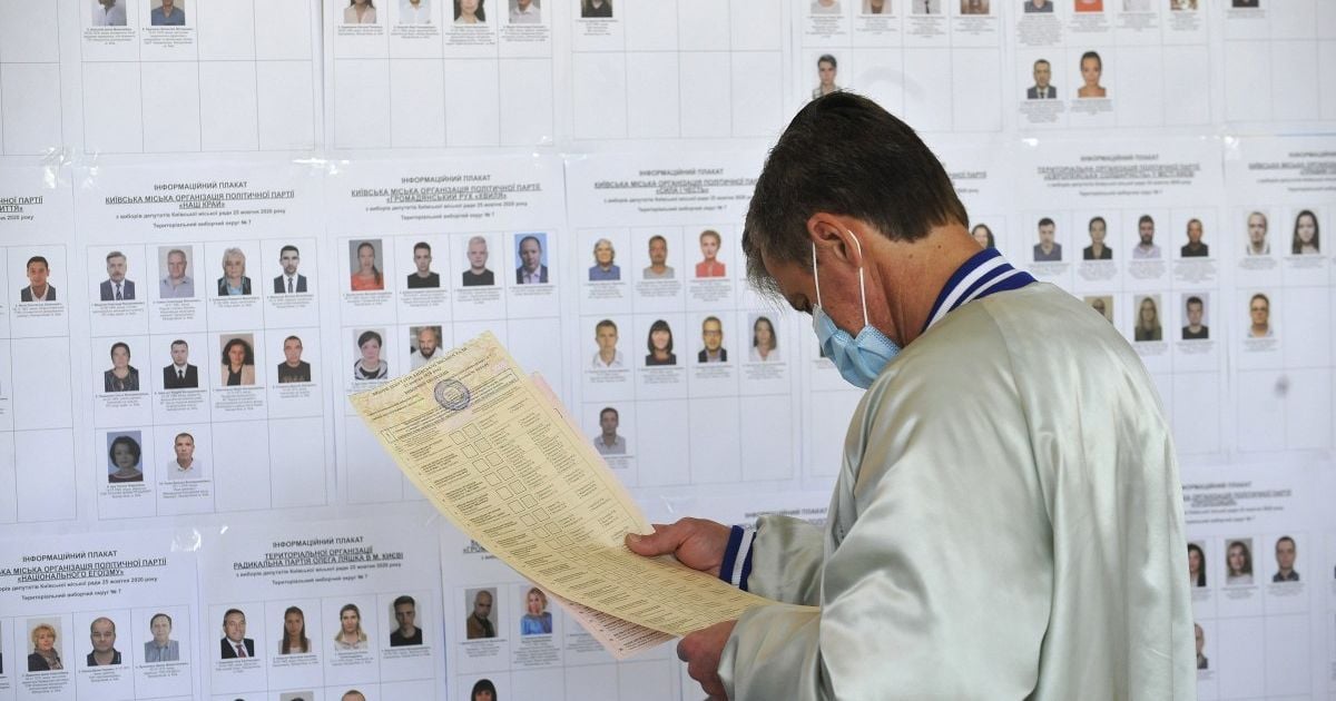 Місцеві вибори: поліція отримала понад чотири тисячі заяв про порушення, "замінували" 11 дільниць