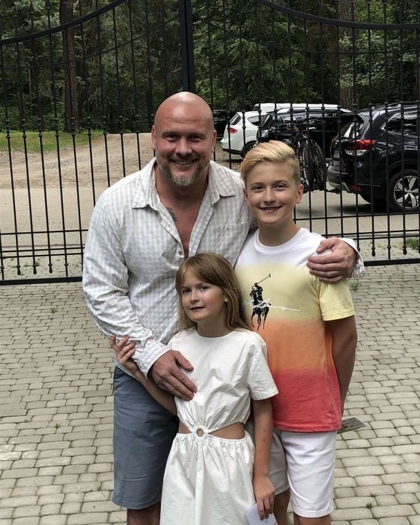 В'ячеслав Узелков з дітьми / © instagram.com/uzelkov_official
