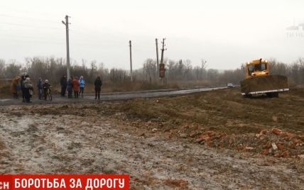 На Харьковщине селяне своими телами закрывают отремонтированную дорогу от грузовиков