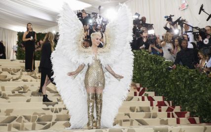 С ангельскими крыльями и в золотых ботфортах: экстравагантная Кэти Перри на Met Gala-2018