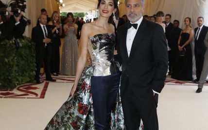 В корсете и со шлейфом: Амаль Клуни пришла на Met Gala-2018 в шикарном образе