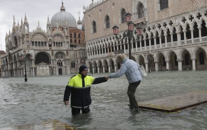 Венеция противостоит третьей большой волне прилива. Вода поднялась на полтора метра