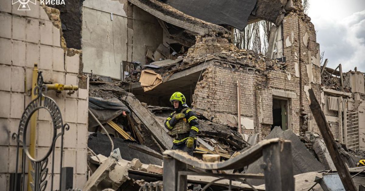 РФ вдарила "Цирконом" по Києву: ліквідація наслідків російської атаки