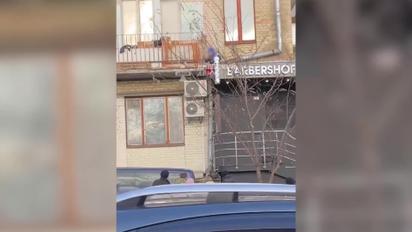 У Києві малюк хотів наздогнати маму і застряг на даху