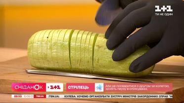 Як приготувати фаршировані кабачки з моцарелою та помідорами