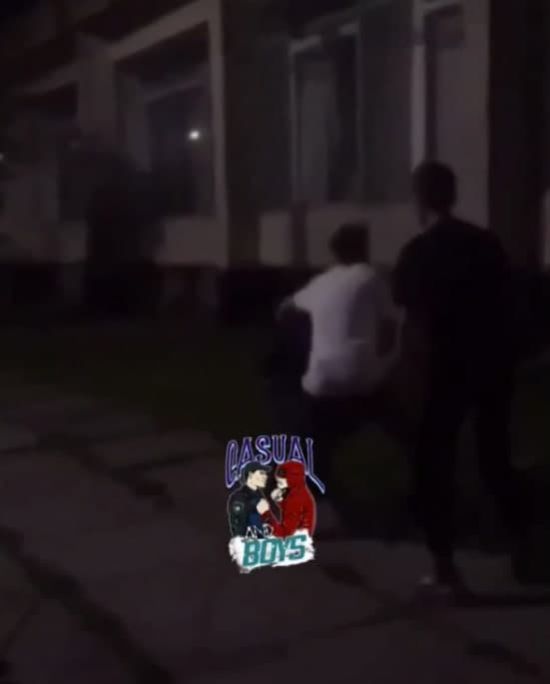 Лупцювали "з вертушки" по голові і знімали на відео: під Житомиром підлітки побили чоловіка на милицях (відео)