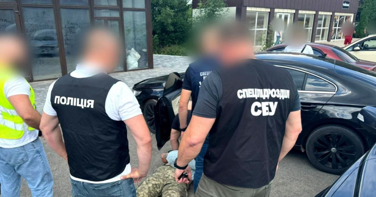 Затримання працівника ТЦК у Хмельницькій області / © Спеціалізована прокуратура у сфері оборони Західного регіону/ Facebook
