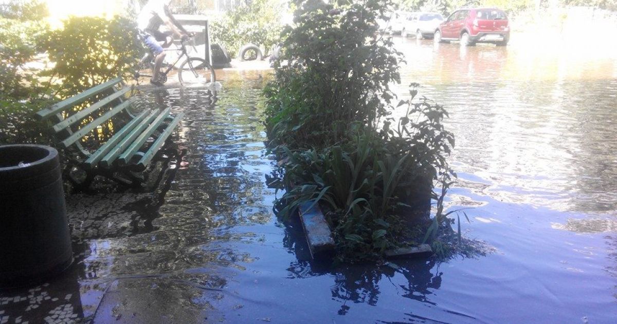 Двор на Оболони залило водой / © Оболонь
