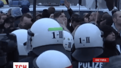Митингующих в Кельне "успокоили" с помощью водометов