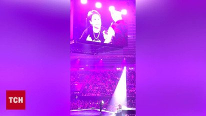 Артем Пивоваров расплакался, рассказывая историю со своего детства, и подарил свою гитару сыну военного