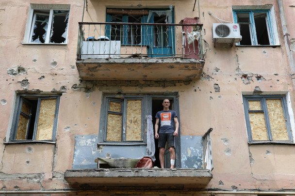 Херсон, 20 травня. Росіяни обстріляли Херсон, унаслідок чого постраждали 10 людей. Більшість із них — люди похилого віку, які під час атаки перебували у власних помешканнях. Окупанти також атакували безпілотником пасажирський автобус № 5 у Дніпровському районі міста. / © Getty Images