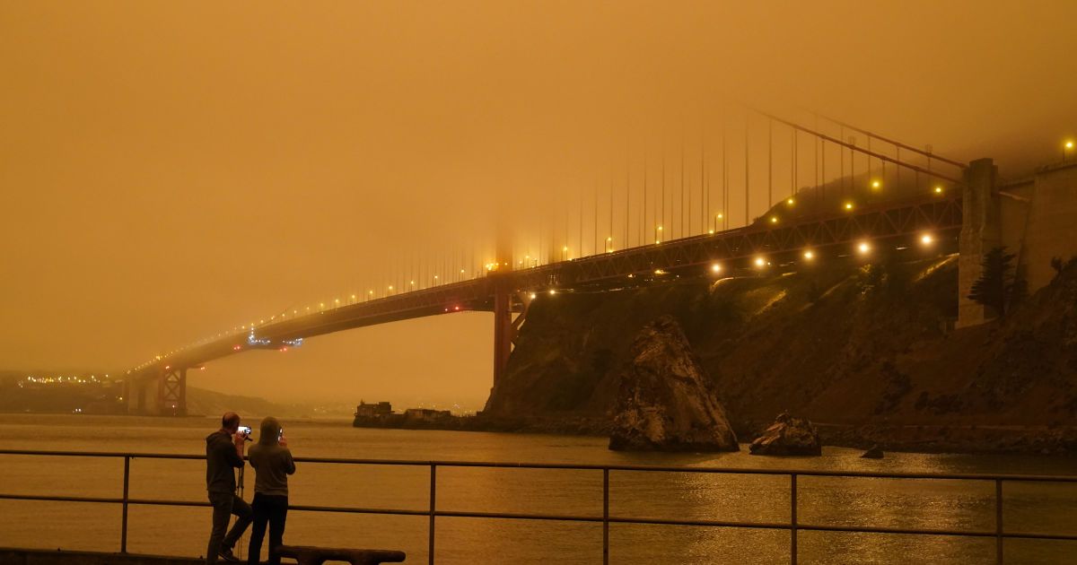 Захід США охопили рекордні пожежі: небо у містах стало помаранчевим, а види — апокаліптичними