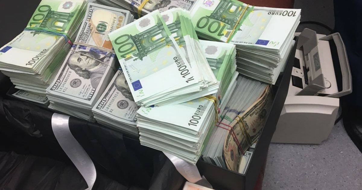 Мільйон у коробці з-під взуття. Затриманій у "Жулянах" італійці повернули гроші, вилучені митниками
