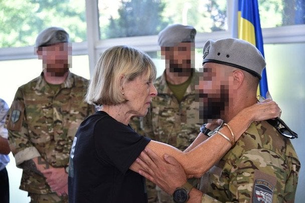 Мати загиблого бійця разом з побратимом / © Суспільне