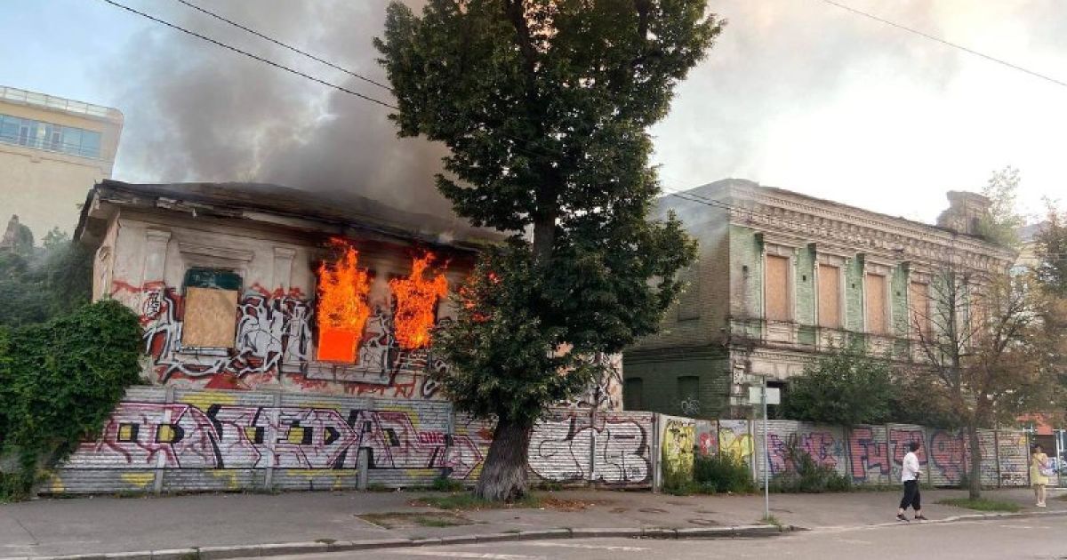 На Подолі палає історична будівля