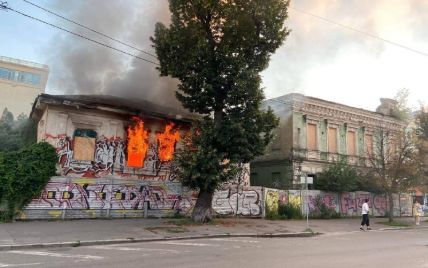 На Подолі у Києві спалахнув історичний будинок: перші подробиці з масштабної пожежі (фото)