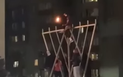 В Кривом Роге во время концерта блогера подростки залезли на Ханукию и зажгли факел (видео)