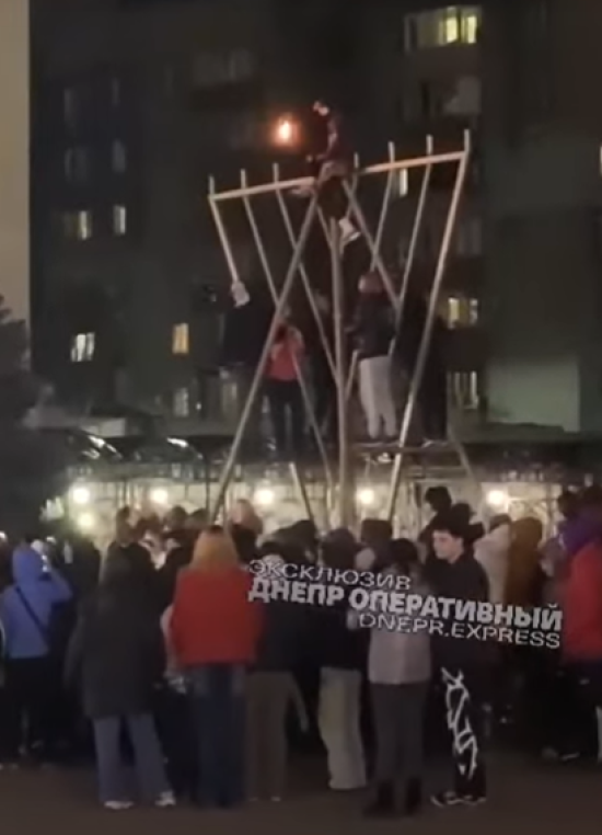 У Кривому Розі під час концерту блогера підлітки залізли на Ханукію та запалили смолоскип (відео)