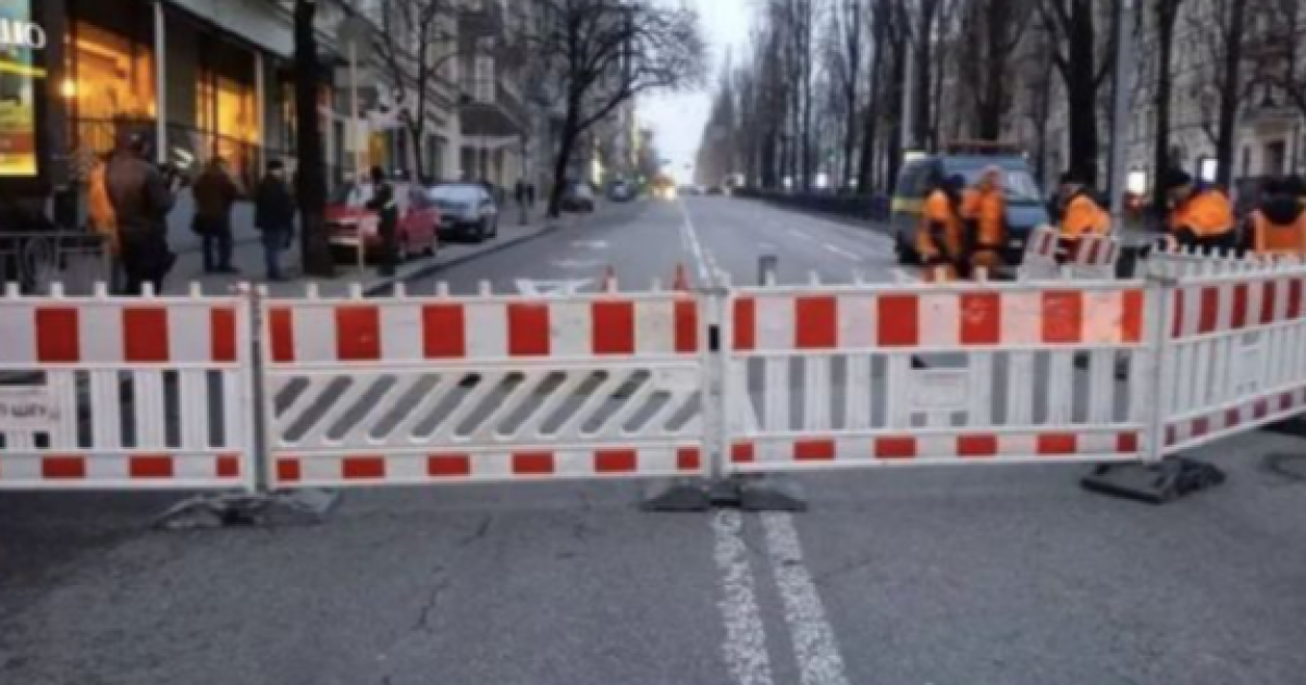 В Киеве посреди дороги провалился асфальт: изменено движение транспорта