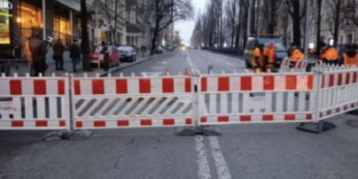 В Киеве посреди дороги провалился асфальт: изменено движение транспорта
