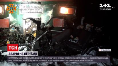 На Прикарпатті двоє людей загинули в авто під колесами потяга | Новини України