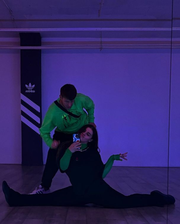 Олександра Заріцька похизувалась шпагатом / © instagram.com/kazka.band