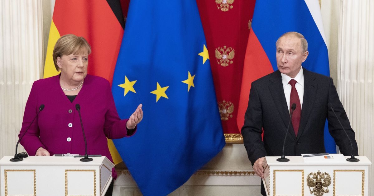 Меркель и Путин по телефону обсудили возможное совместное производство вакцины от коронавируса