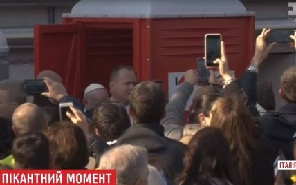 Папа Римський у біотуалеті: відео з Італії "розриває" інтернет