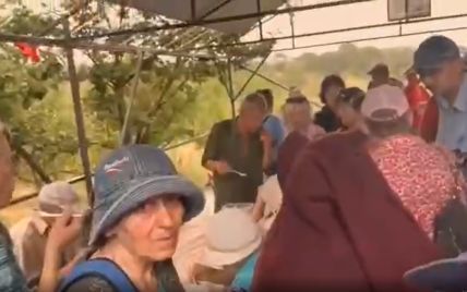 Настоящее лицо "русского мира": в Мариуполе люди вынуждены под дождем выстаивать в очередях за порцией каши