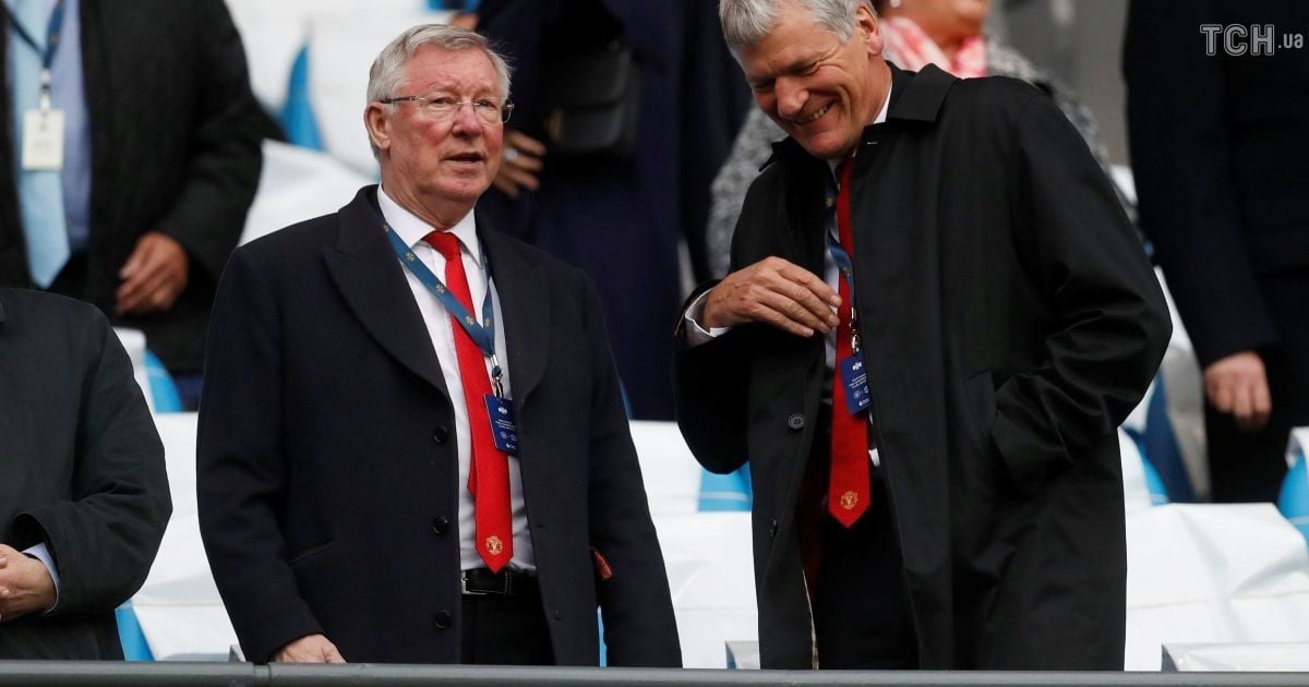 Легендарный тренер "Манчестер Юнайтед" Алекс Фергюсон перенес операцию после кровоизлияния в мозг