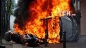 Париж захлинувся у заворушеннях: молодики в чорних масках трощать вікна та палять авто