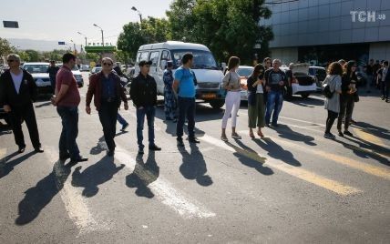 В Армении началась акция неповиновения - люди уже заблокировали дорогу в аэропорт