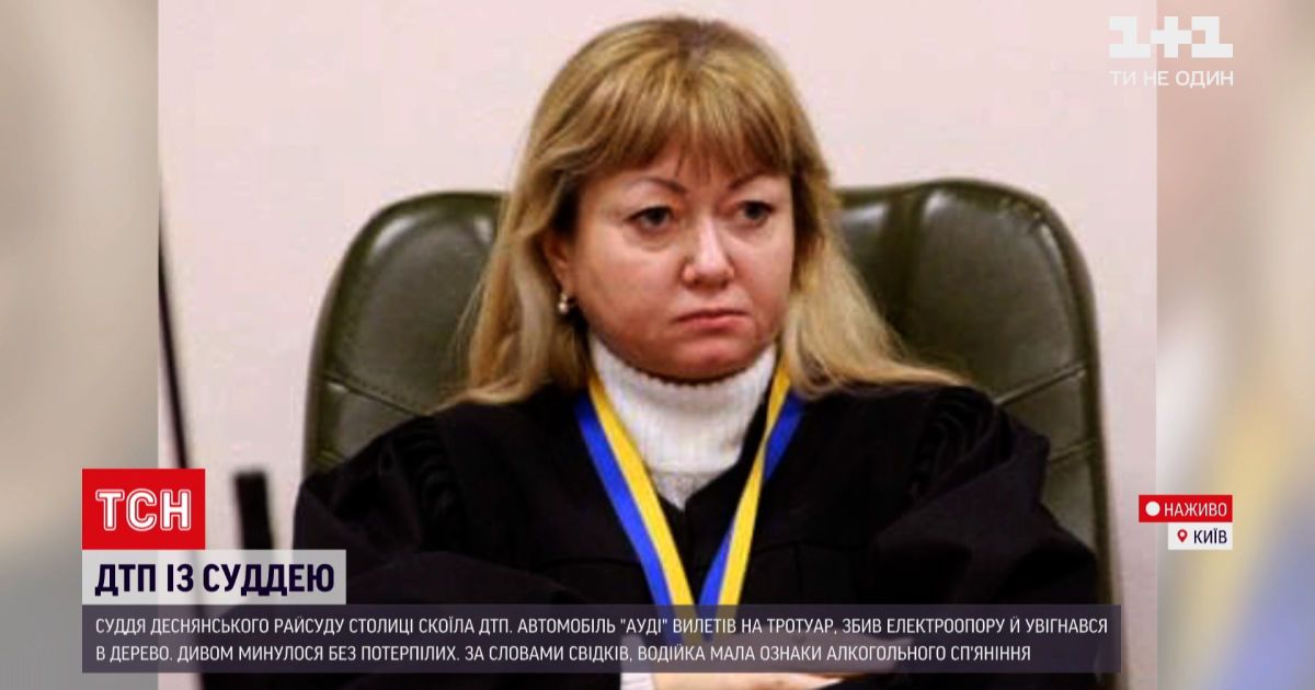 Новости Украины: в Киеве действующая судья за рулем протаранила электроопору и врезалась в дерево