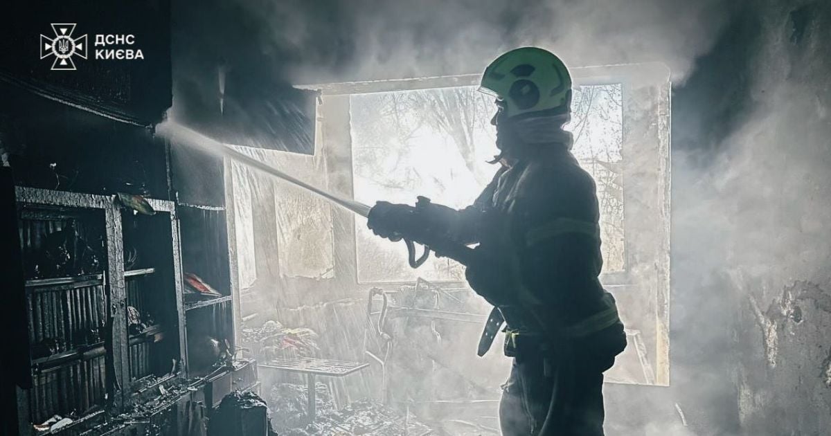 Фото з місця пожежі у квартирі на вулиці Романа Ратушного в Києві