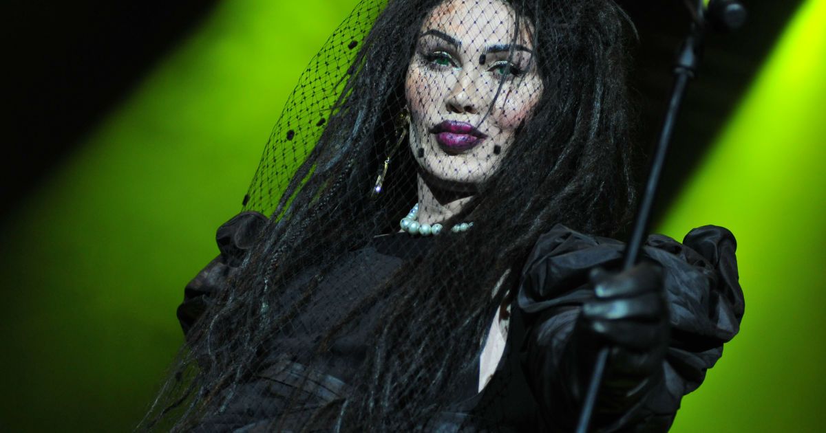 Исполнитель знаменитой композиции You Spin Me Round умер от сердечного приступа