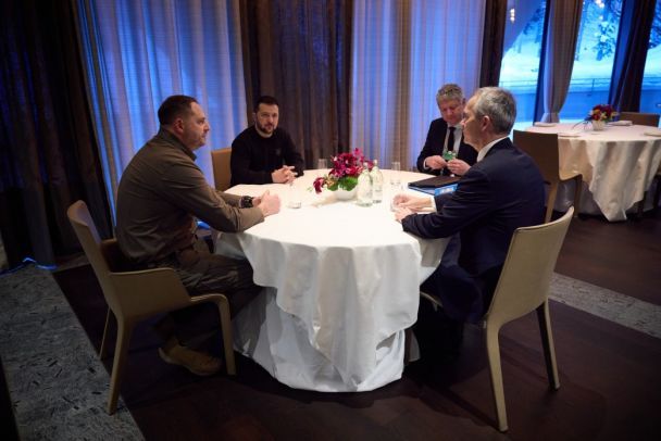 Президент України Володимир Зеленський і генсек НАТО Єнс Столтенберг на зустрічі в Давосі / © Офіс президента України