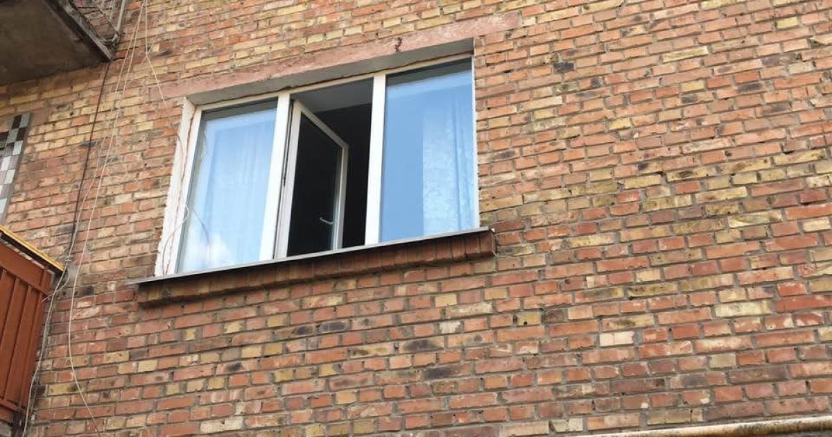 У Борисполі за добу з вікон випали два маленькі хлопчики