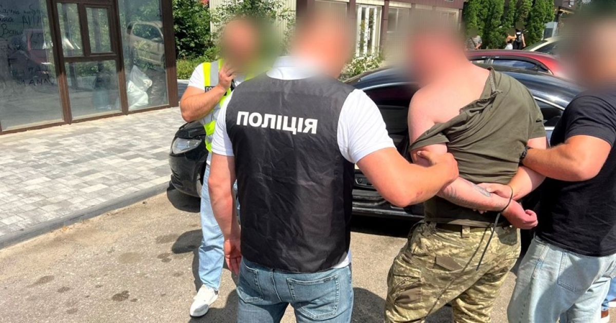 Затримання працівника ТЦК у Хмельницькій області / © Спеціалізована прокуратура у сфері оборони Західного регіону/ Facebook