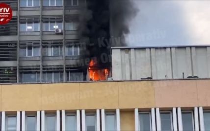 В центре Киева загорелось здание "Киевпроекта": пожарные частично перекрыли движение