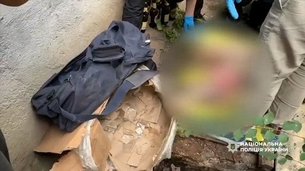 পুলিশ কিলার বক্সে মেয়েটির লাশটি বেসমেন্টে আনা হয়েছে। একটি দেশের সিনেমা থেকে একটি ছবি