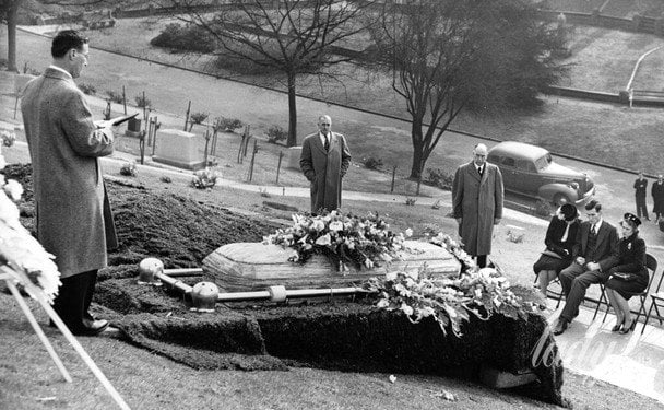 Похорон Елізабет Шорт відбувся 25 січня 1947 року. Родичі, що сидять праворуч (зліва направо): Фібі Шорт, мати, зять і сестра вбитої  / © Associated Press